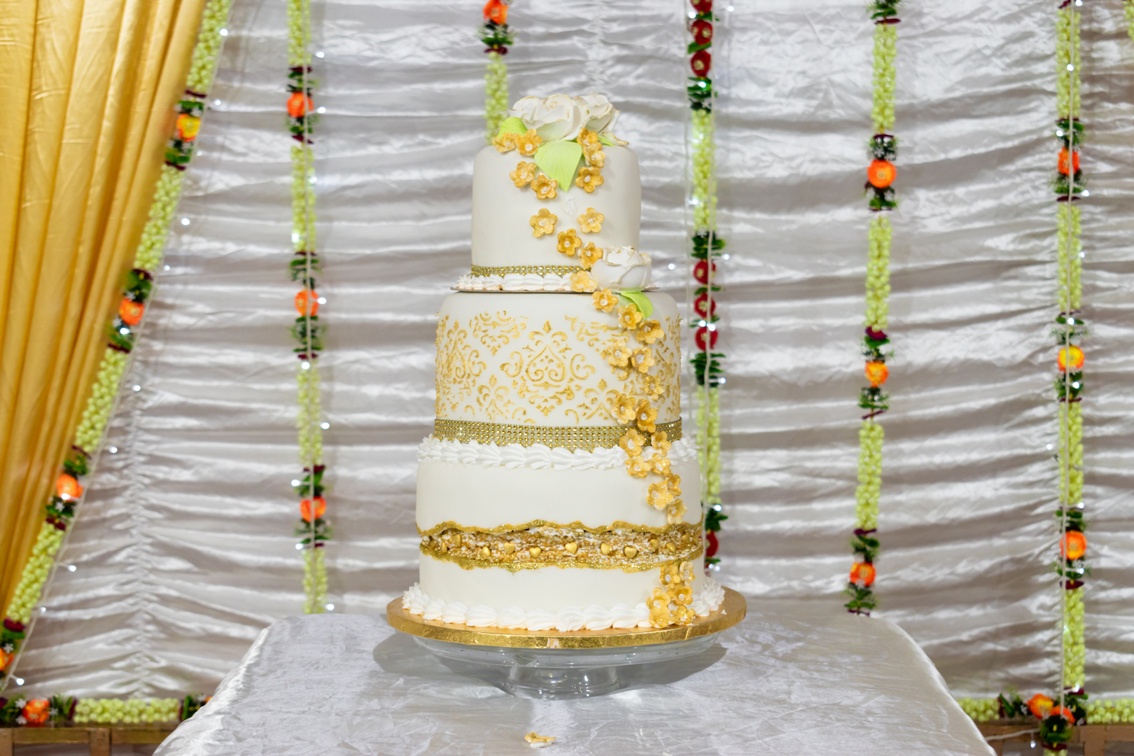 Golden Faultline theme with White roses
